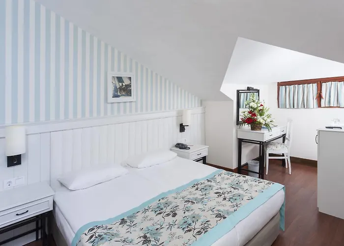 Monachus & Resort Side